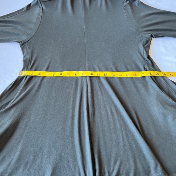 Alembika relaxed fit soft stretch mock neck tunic with front pockets - Picture 4 of 9